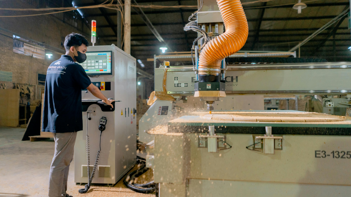 Hvornår skal man uddanne en CNC-specialist, og hvornår skal man fortsætte søgningen